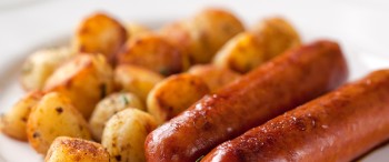 Almuerzo de papas y salchicha