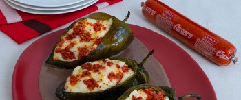 Chile relleno de choriqueso y salsa de frijol
